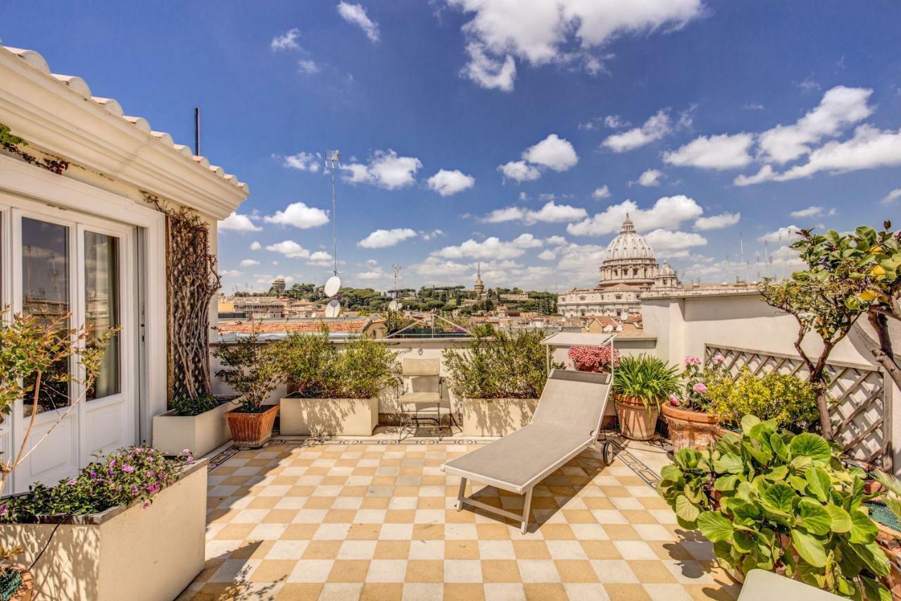 Attic With Terrace Overlooking St Peter'S Basilica Daire Roma Dış mekan fotoğraf